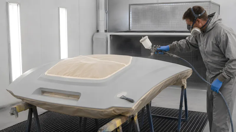 Grauen 2K-Epoxy-Primer auf die angeschliffene GFK-Fläche auftragen, um Poren und Unebenheiten zu schließen