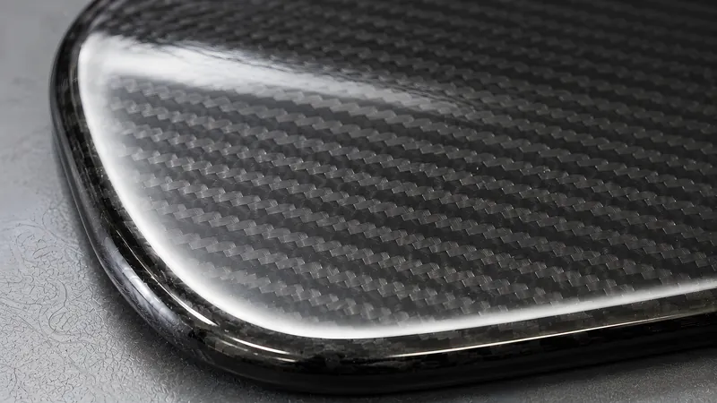 Gewebemuster zeichnet sich als feine Welligkeit in der Spiegelung ab (Print-Through)